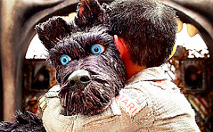 Screenshot d'une séquence du film où le personnage principal sert dans ses bras son chien.