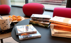 une table de présentation avec des livres, des cd et des dvd